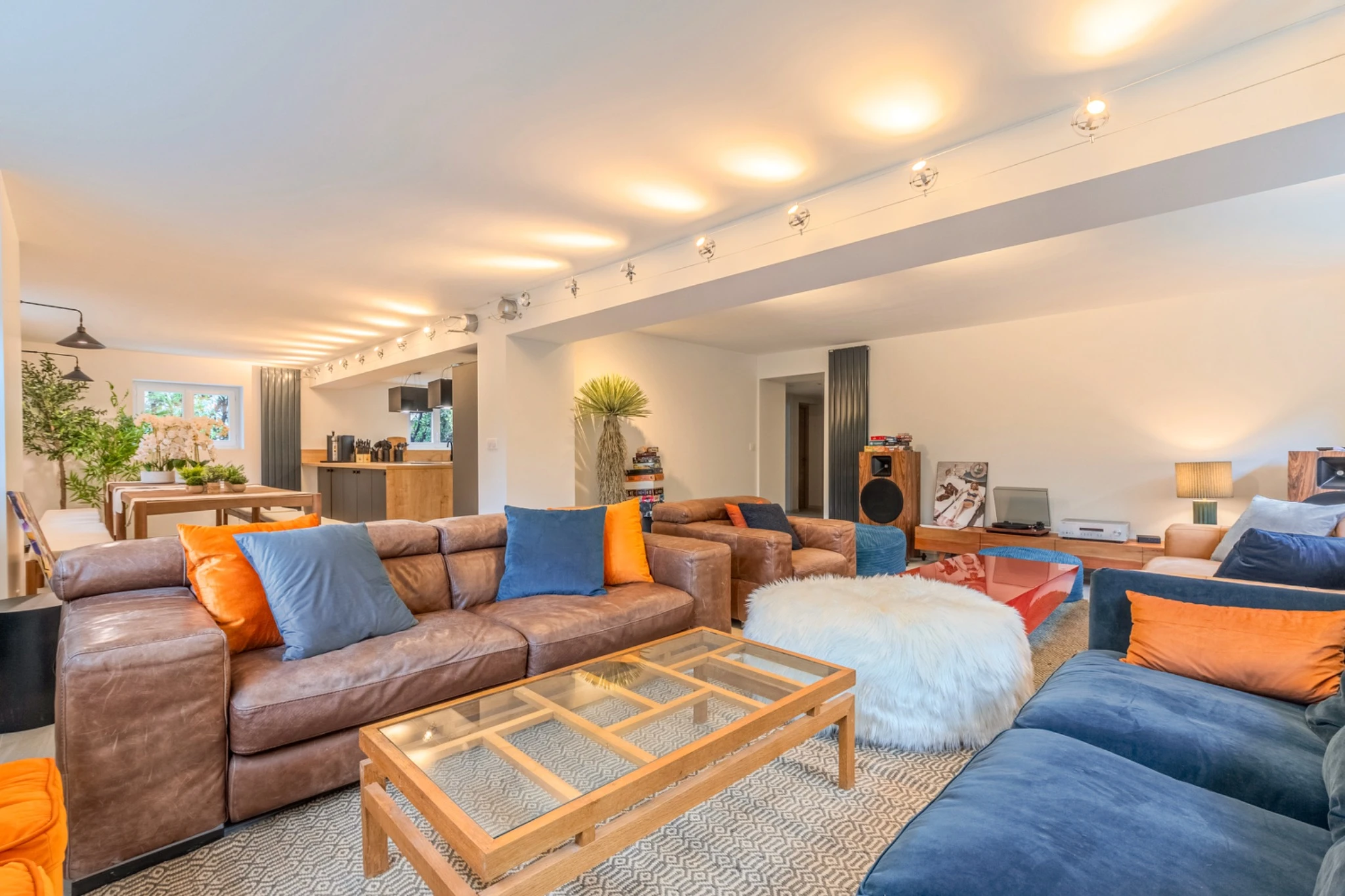 Salon du Lodge — espace commun coliving premium près de Genève